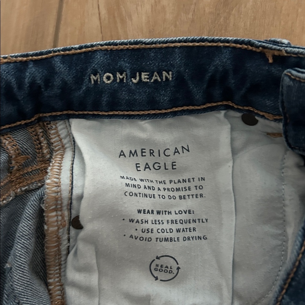 Like new - AMERICAN EAGLE Mom Jeans - Picture 5 of 13
